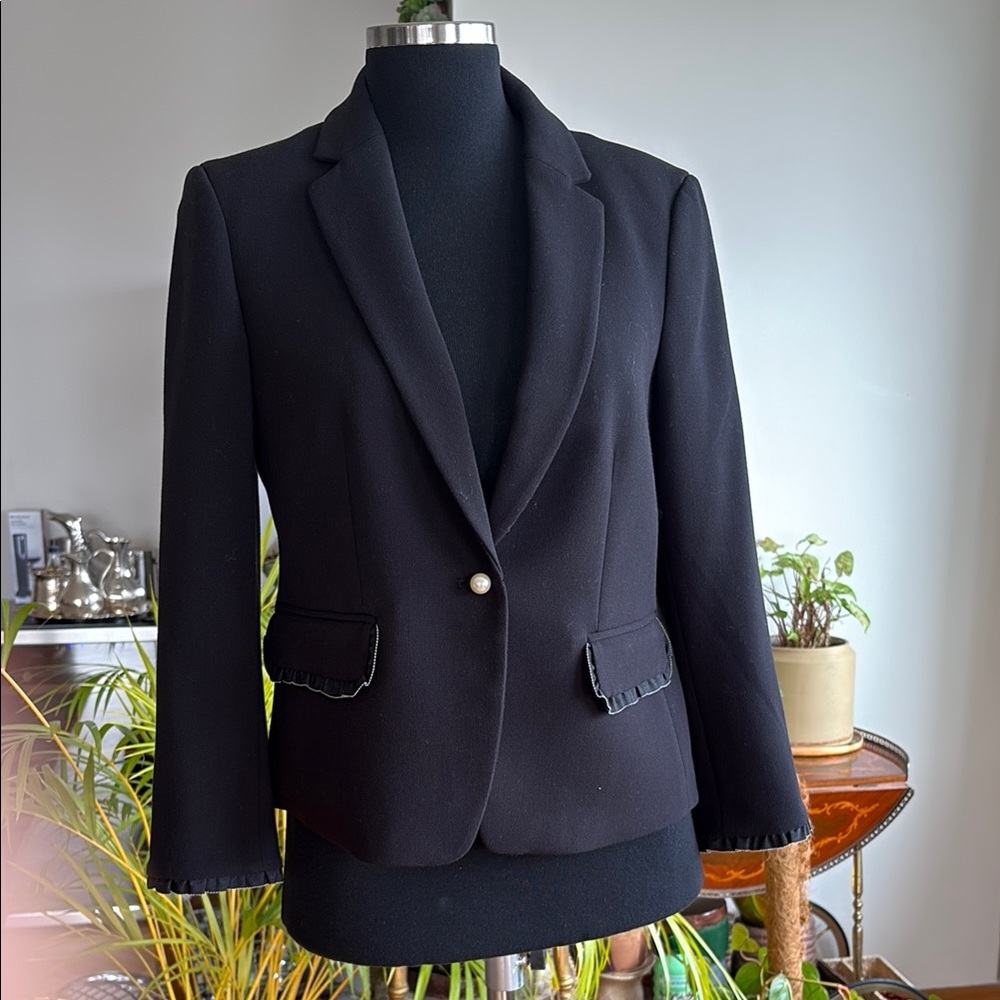 Ann Taylor Elegant Black Women's Blazer with a pearl button size 6